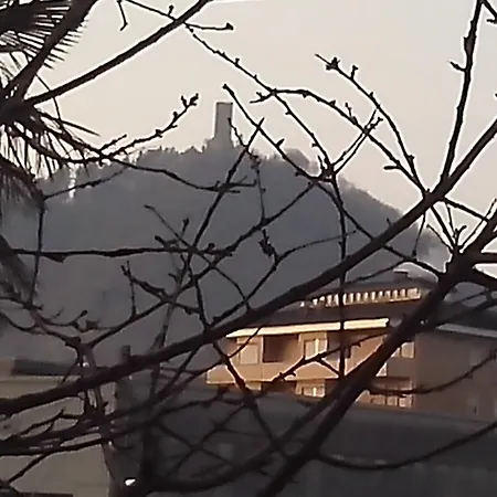 莫诺罗卡尔杏旅馆 * 科莫