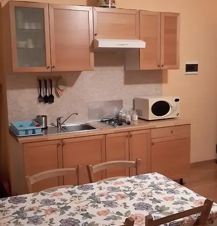 莫诺罗卡尔杏旅馆 *